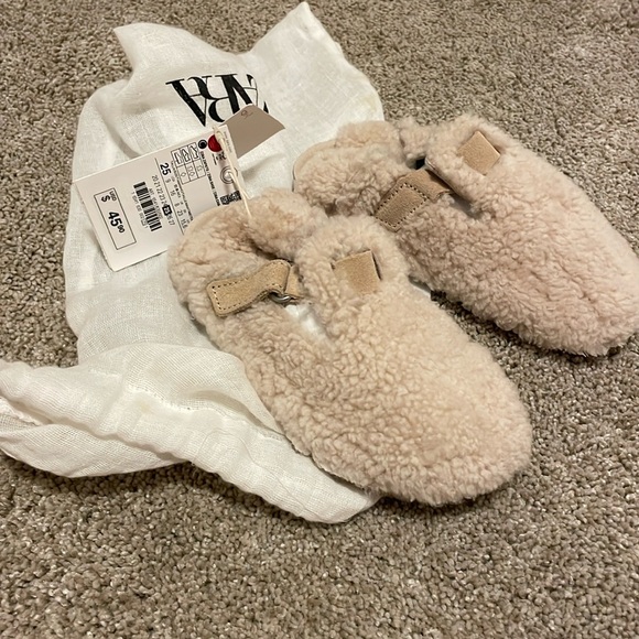 Zara Baby Girl NWT Teddy Bear Fleece slip on shoes with firm sole size 25/9 - Picture 1 of 5